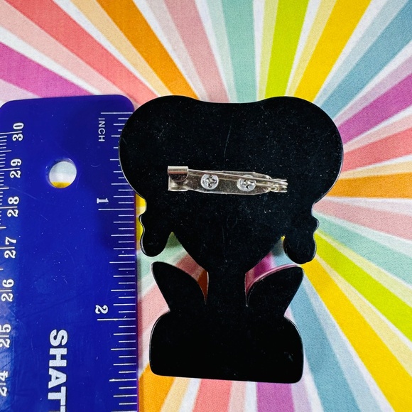 Adorable Iris Apfel lasered acrylic pin brooch - Picture 4 of 4